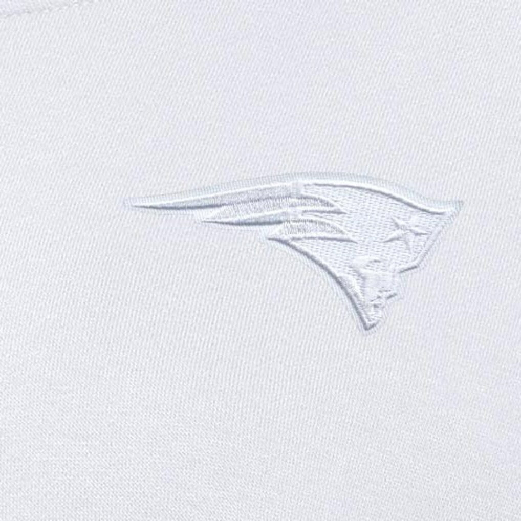 New England Patriots  Antigua Women's Victory Crew Pullover Sweatshirt
