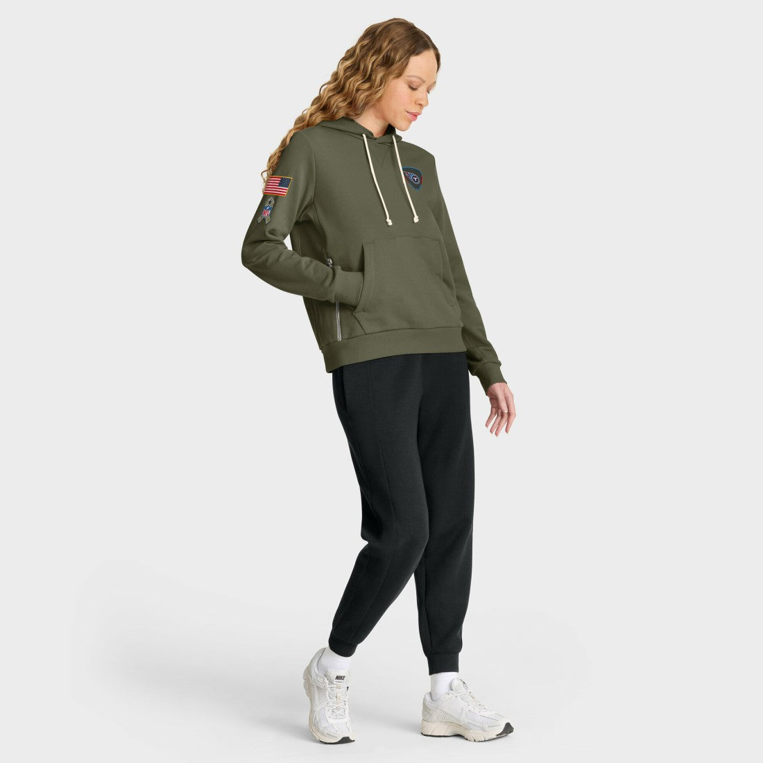 Tennessee Titans Nike Women's 2025 Salute to Service Sideline Standard Issue Dri-FIT Hoodie