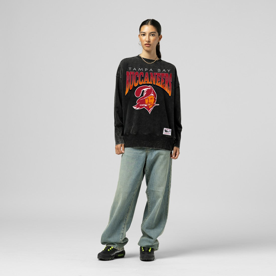 Tampa Bay Buccaneers Mitchell & Ness Women's Delineate Mineral Wash Crewneck Sweatshirt