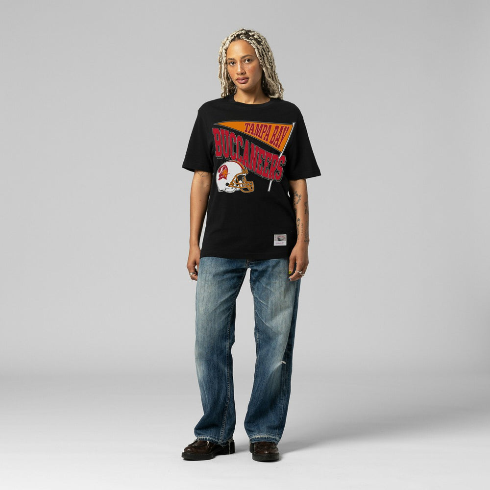 Tampa Bay Buccaneers Mitchell & Ness Women's Team Dynamic Boyfriend T-Shirt